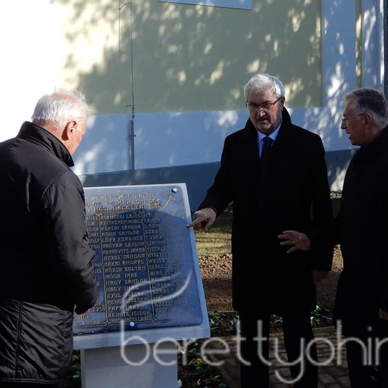 Emléktábla avatás 09